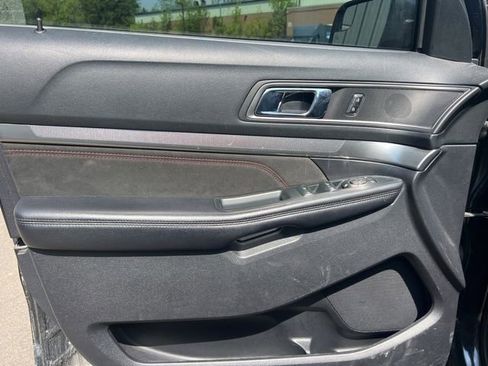 Used 2018 Ford Explorer XLT w/ Equipment Group 202A AWD/4WD image 19
