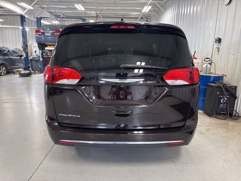 Used 2017 Chrysler Pacifica Touring-L FWD image 8