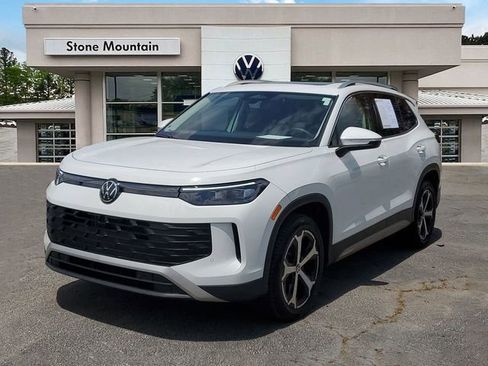 Certified 2025 Volkswagen Tiguan SE w/ Panoramic Sunroof Package AWD/4WD image 1