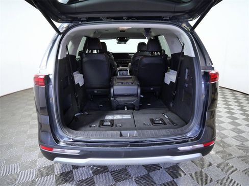 Used 2024 Kia Carnival EX image 10