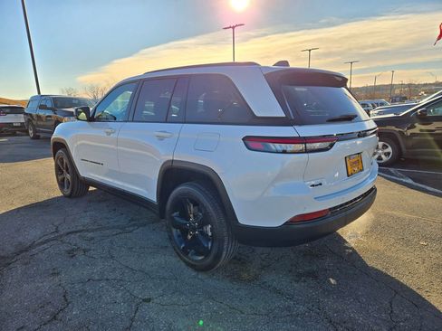 Used 2023 Jeep Grand Cherokee Altitude image 6