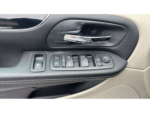 Used 2017 Dodge Grand Caravan SXT FWD image 17