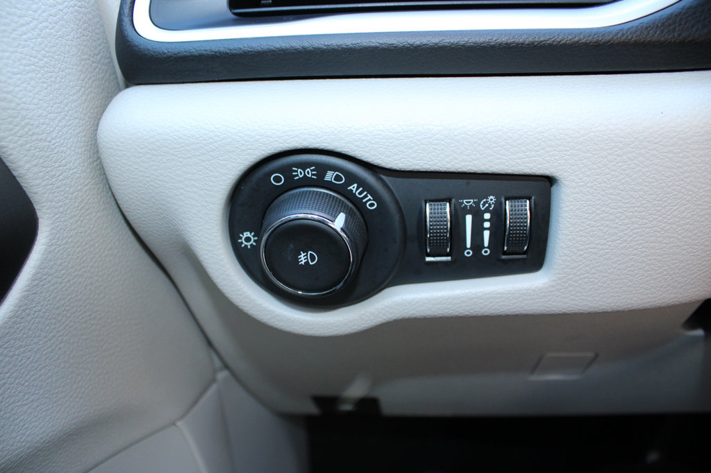 Used 2024 Chrysler Pacifica Touring-L FWD image 32