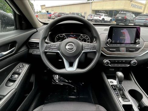 Used 2025 Nissan Altima 2.5 SV FWD image 10