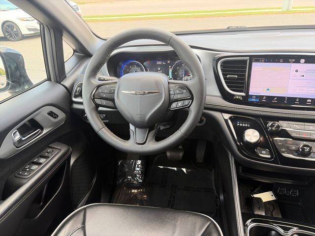 Used 2025 Chrysler Pacifica Limited FWD image 31