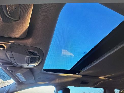 Used 2023 Chrysler Pacifica Limited image 18