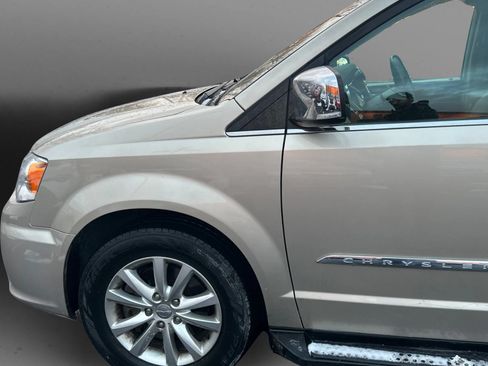 Used 2015 Chrysler Town & Country Limited Platinum FWD image 23