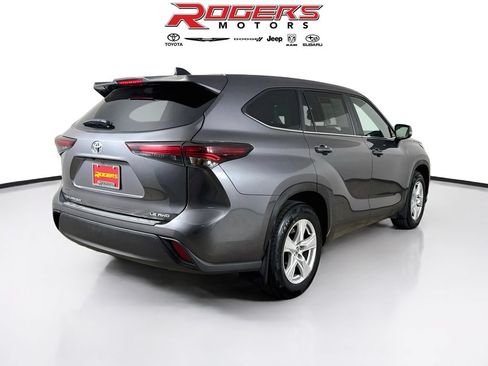 Used 2024 Toyota Highlander LE AWD/4WD image 13