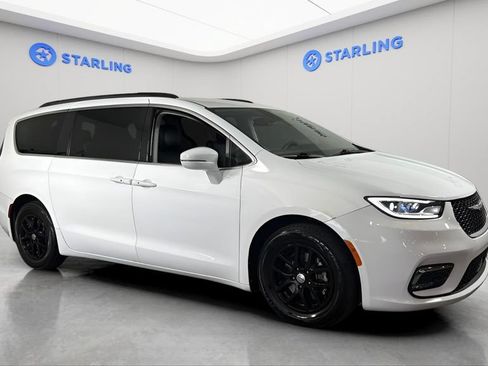 Used 2022 Chrysler Pacifica Touring-L FWD image 13