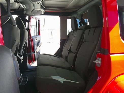 Used 2025 Jeep Wrangler Unlimited Sahara image 12