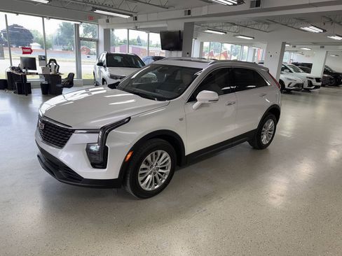 Used 2024 Cadillac XT4 Luxury w/ Cold Weather Package FWD image 1