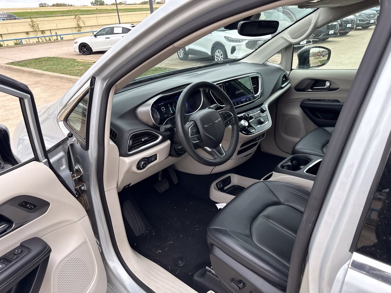Used 2024 Chrysler Pacifica Touring-L FWD image 20