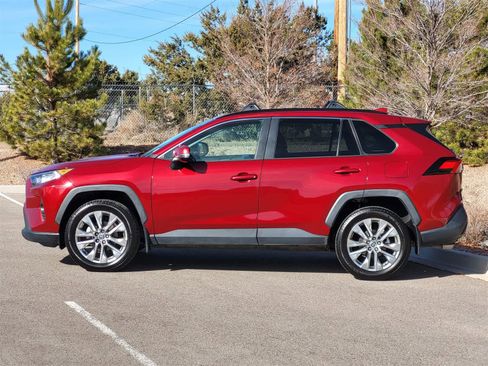 Used 2020 Toyota RAV4 XLE Premium image 4