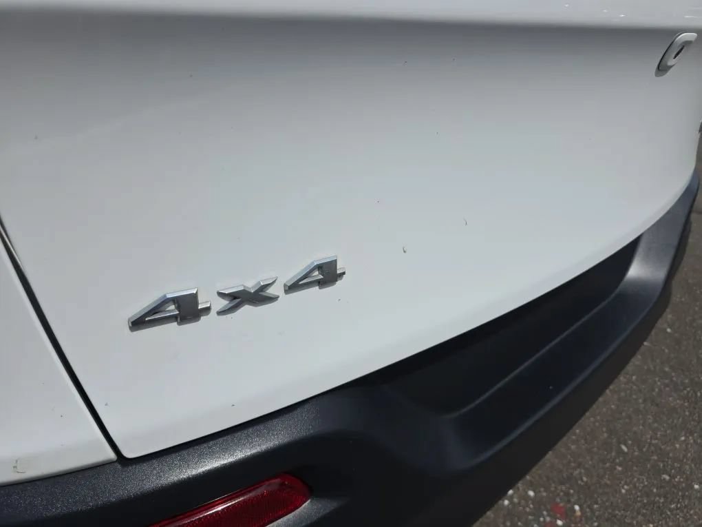 Used 2018 Jeep Cherokee Latitude Plus w/ Cold Weather Group AWD/4WD image 11