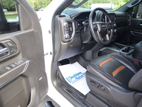 Used 2022 GMC Sierra 2500 AT4 w/ AT4 Premium Plus Package AWD/4WD image 3