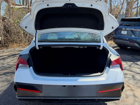 Used 2025 Hyundai Elantra Limited image 31