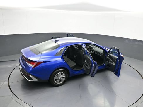 Certified 2025 Hyundai Elantra SE w/ Cargo Package FWD image 44