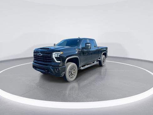 Used 2024 Chevrolet Silverado 2500 LT w/ Midnight Edition AWD/4WD image 5