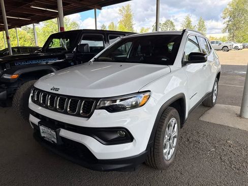Used 2025 Jeep Compass Latitude AWD/4WD image 3