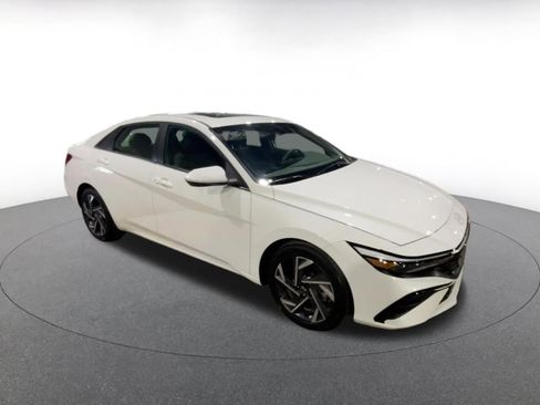 Used 2025 Hyundai Elantra SEL image 2