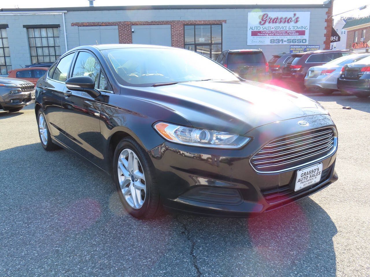 Used 2015 Ford Fusion SE FWD image 2