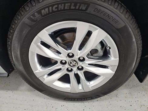 Used 2024 Toyota Sienna Limited image 11