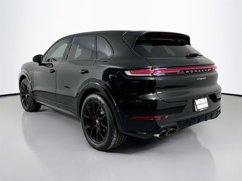 Certified 2025 Porsche Cayenne image 3
