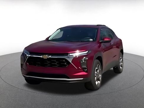 Used 2025 Chevrolet Trax LT image 3