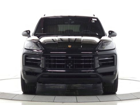 Used 2024 Porsche Cayenne AWD/4WD image 2