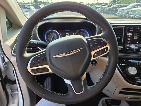 Used 2024 Chrysler Pacifica Touring-L FWD image 4
