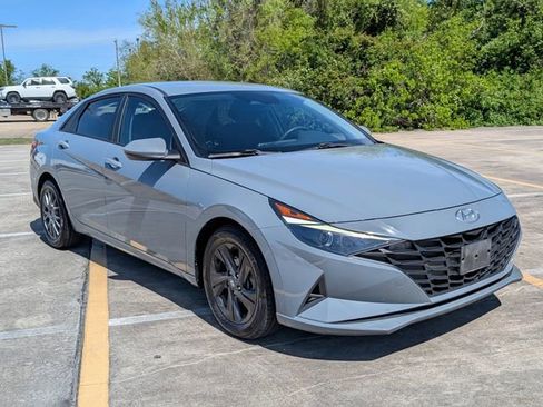 Used 2022 Hyundai Elantra SEL w/ Preferred Accessory Package image 3