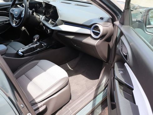 Used 2025 Chevrolet Trax LT w/ LT Convenience Package FWD image 39
