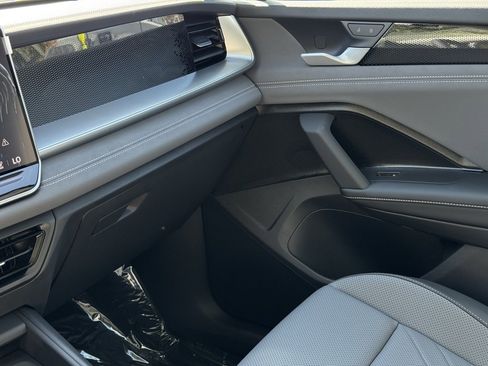 New 2025 Volkswagen Tiguan SE image 32