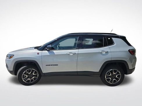 Used 2025 Jeep Compass Trailhawk AWD/4WD image 9
