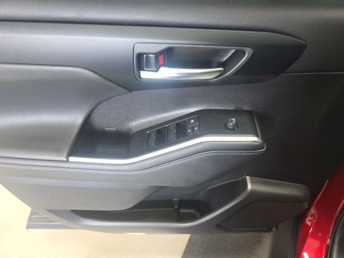 Used 2025 Toyota Highlander XLE image 9