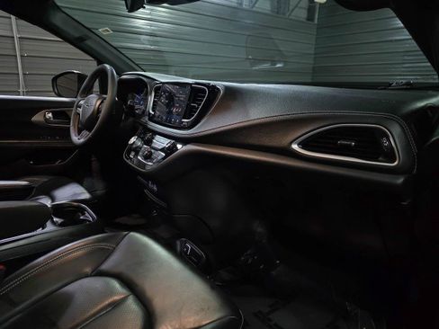 Used 2023 Chrysler Pacifica Touring-L w/ S Appearance Package FWD image 12