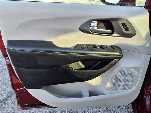 Used 2021 Chrysler Pacifica Touring-L image 42