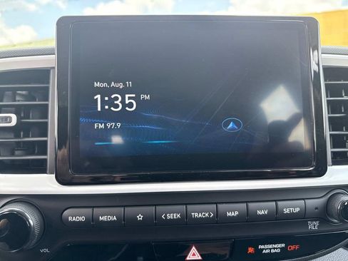 Used 2024 Hyundai Venue Limited image 20