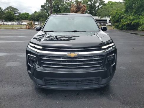 Used 2025 Chevrolet Traverse LT FWD image 2