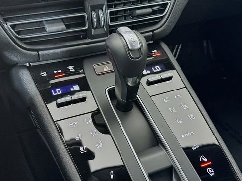 Certified 2026 Porsche Macan AWD/4WD image 17