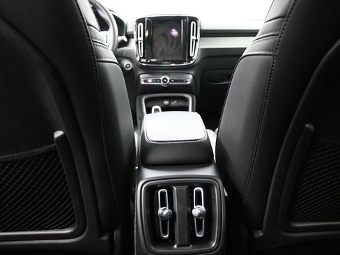 Used 2025 Volvo XC40 B5 Plus image 16