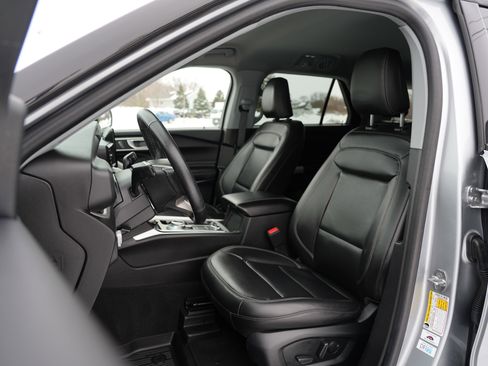 Used 2022 Ford Explorer XLT w/ Equipment Group 202A image 16