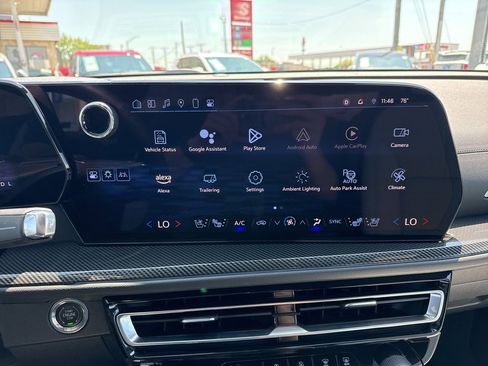 Used 2024 Chevrolet Traverse RS image 24