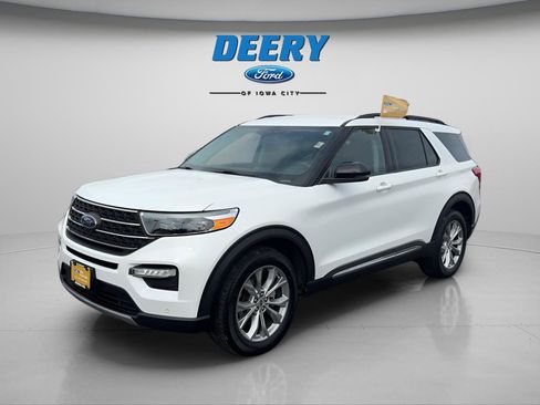 Used 2024 Ford Explorer XLT w/ Equipment Group 202A image 3