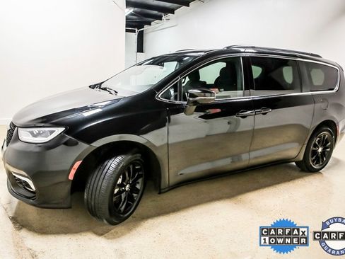 Used 2022 Chrysler Pacifica Touring image 3