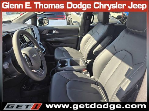 New 2026 Chrysler Pacifica Select image 9