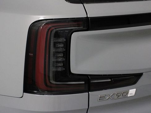 New 2025 Volvo EX90 Plus image 14