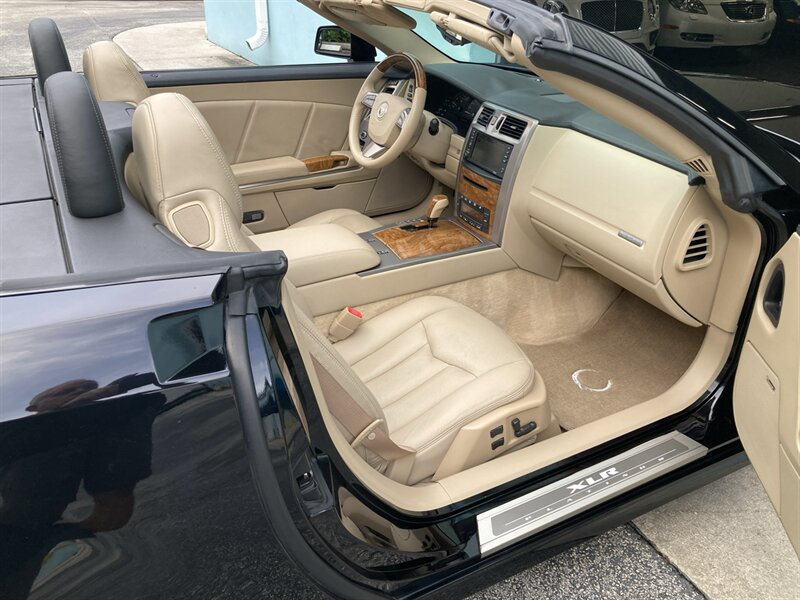 Used 2009 Cadillac XLR RWD image 17