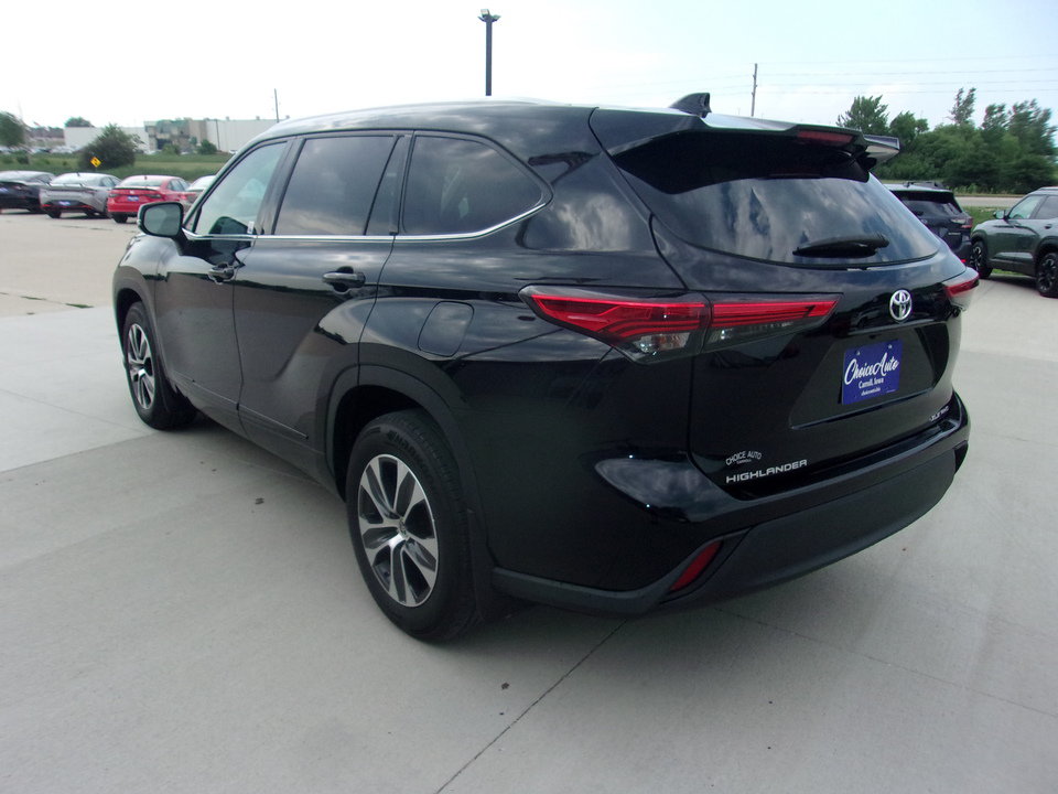Used 2021 Toyota Highlander XLE AWD/4WD image 7