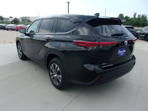 Used 2021 Toyota Highlander XLE AWD/4WD image 7